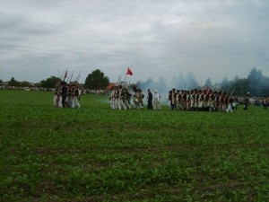 Bild 9C - In der üblichen Weise rückt unsere Infanterie in der Kolonne vor! 