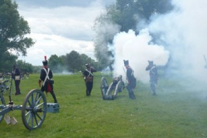 Bild 4 - Die Artillerie eröffnet das Feuer! 