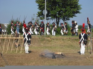 Bild 19 - Auch  unsere belgischen Freunde von der 8ème erhalten den Marschbefehl. Die Stabswache salutiert! 