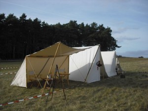Bild 1 - Schnell sind die ersten Zelte aufgebaut