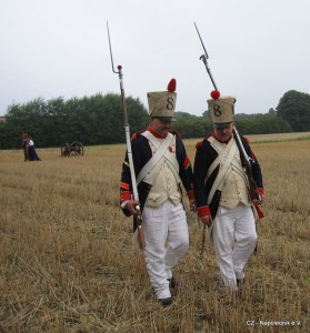 Bild 11 Nach getaner Arbeit marschieren Serrurier und Henri zurück ins Lager 