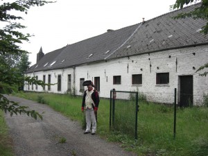 Bild 19 - Henri beim Gehöft Mont St. Jean 