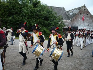 Bild 23 - Am Gehöft La Haye Sainte vorbei marschiert die 8ème zum Schlachtfeld 