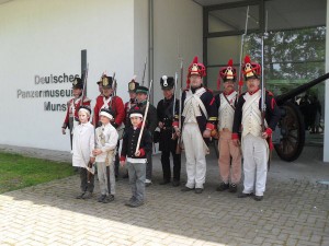 Bild 09 - Die Parade vor dem Haupttor 