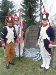 Bild 3 - Die Grenadiere Serrurier, Martin und l´Epaule am Gedenkstein 