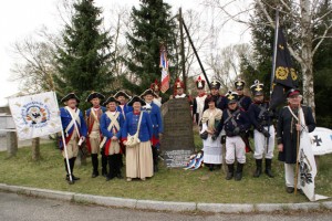 Bild 5 - Gruppenbild aller beteiligten Truppen am Gedenkstein 