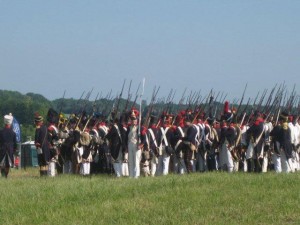 Bild 4 - Auch in voller Uniform wird gedrillt, gedrillt und nochmals gedrillt. Grenadier Taside hat kurz Zeit und tritt aus dem Glied.  