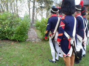 Bild 1 - Mit der 127ème vor dem Gedenkstein zu Ratekau  