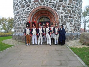 Bild 4- Die 8ème mit der 127ème vor der alten Feldsteinkirche  