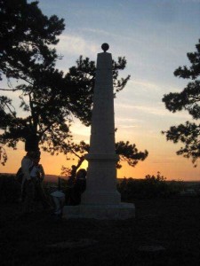 Bild 23 - Das Denkmal in Reims im Abendrot 