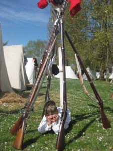 Bild 27 - Und unter der Gewehrpyramide hat sich Grenadier Marlon in Position gebracht 