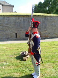  Bild 10 Grenadier Boucher lernt die ersten Handgriffe an der Muskete. 