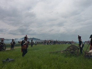 Bild 38 - Das Bataillon rückt an unserer Artillerie vorbei. 