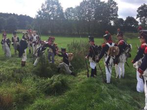 Bild 8 - Der Feind wurde in der Nähe von Löben gesichtet. Das Peloton macht sich auf dem Weg.