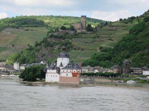 Bild 15 - Unsere kleine Festung, die Pfalzgrafenburg in der Mitte des Rheins. Am rechten Turm ist unser Biwak.