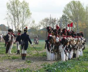 Bild 30 -Kurz vor der Schlacht. Angehörige der 18ème de Ligne erhalten Dienstwimpel. Das Peloton salutiert.
