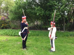 Bild 03 - Grenadier Jean Paul und Rekrut Tobias beim Exerzieren.