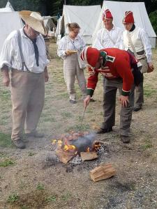 Bild 12 - Schnell sind die Feindseligkeiten vergessen. Der Grill...äh Drillsergeant Schulze beim Zubereiten von köstlichen Steaks.