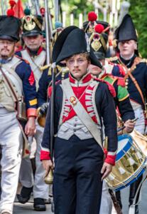 Bild 17 - Nun marschieren wir ebenfalls zum Le Caillou. Vorneweg unser Tambourmajor.