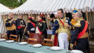 Bild 21 - Der Kaiser trinkt mit seinem Stab vor der Schlacht schon auf den Sieg. Heute Abend sind wir in Brüssel... Na, wenn das man gut geht.