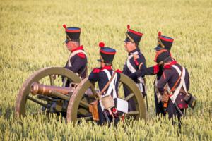 Bild 25 - Die Artillerie bringt ihre Geschütze in Stellung.