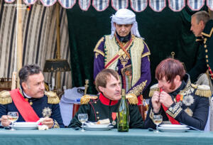 Bild 7- Der Kaiser und seine Offiziere beim Petit dejeuner.