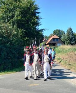 Bild 12 - Der Feind soll in der Nähe sein. Eine  Patrouille wird ausgeschickt.