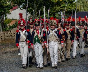 Bild 05 - Doch nun wird es erst. Leider müssen am nächsten Morgen marschieren. Es droht eine Schlacht.
