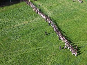 Bild 07A - Die Infanterie marschiert zu ihren Stellungen.