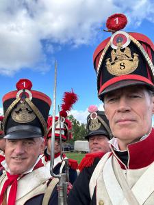 Bild 12A - Die Grenadiere Taside, l'Ecossais und Jean-Francois schauen dabei zu.