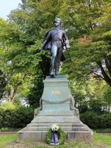 Bild 29 - Am Schilldenkemal.