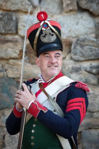 Bild 02 - Wir lassen es uns gut gehen. Ein Portrait von Schnellzeichner Andreas Springer ist immer drin. Grenadier Taside ist sofort dabei.