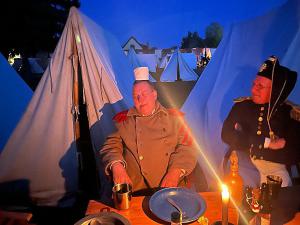 Bild 23 - Und am Abend wird Grenadier Henri zum Toilettenpapier-Beauftragten ernannt. Es kann nicht bsser laufen.