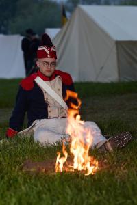 Bild 17 - Erschöpft aber glücklich sitzt L´Ecossais nach der Schlacht am Lagerfeuer. Es ist nochmal alles gut gegangen