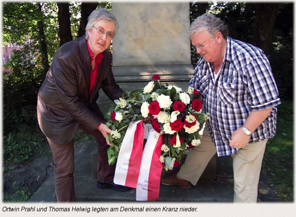 Ortwin Prahl und Thomas Helwig legten am Denkmal einen Kranz nieder.